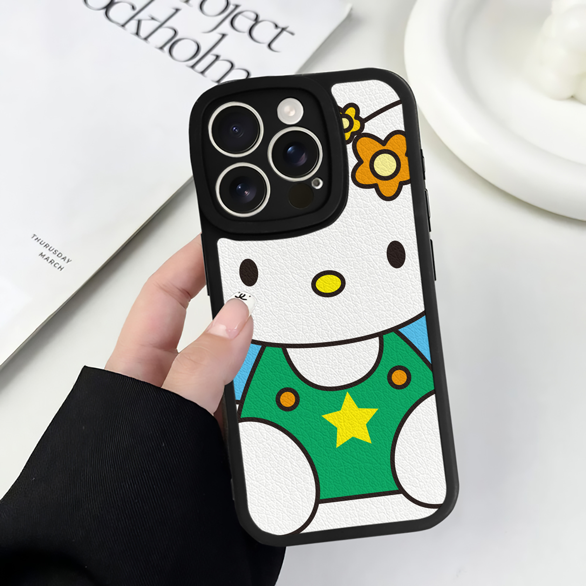 （画像用） Hello Kitty ハローキティ 【iPhone 16シリーズ対応】シリコンスマホケース（レザー調） 材質：シリコン